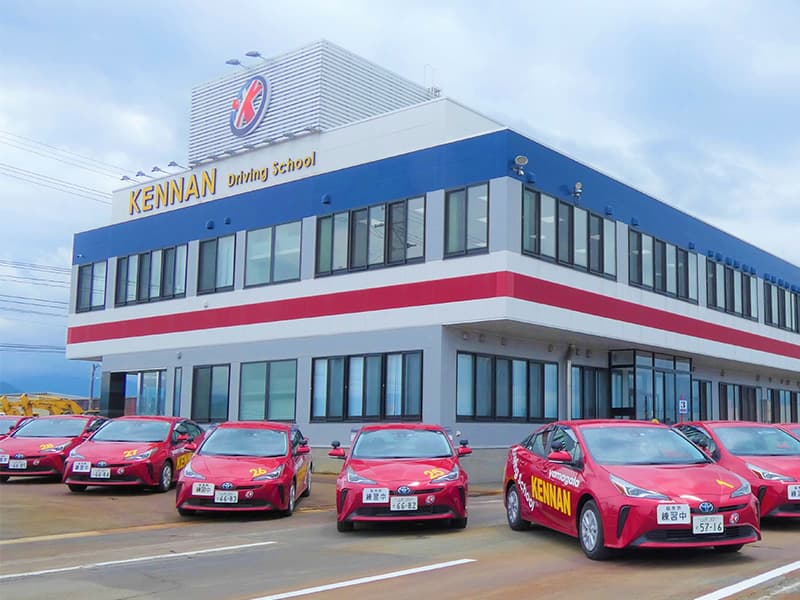 山形・県南自動車学校の校舎と教習車